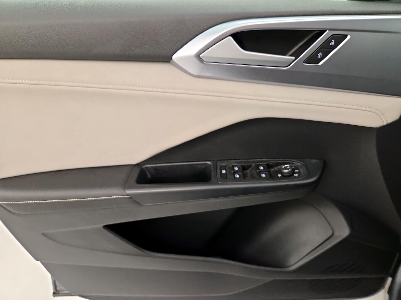 2025 Volkswagen Taos SE - Photo 13