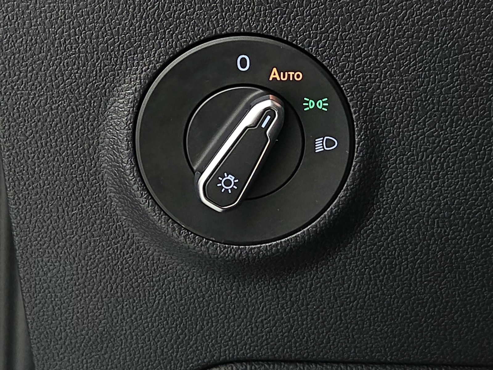 2025 Volkswagen Taos SE - Photo 14