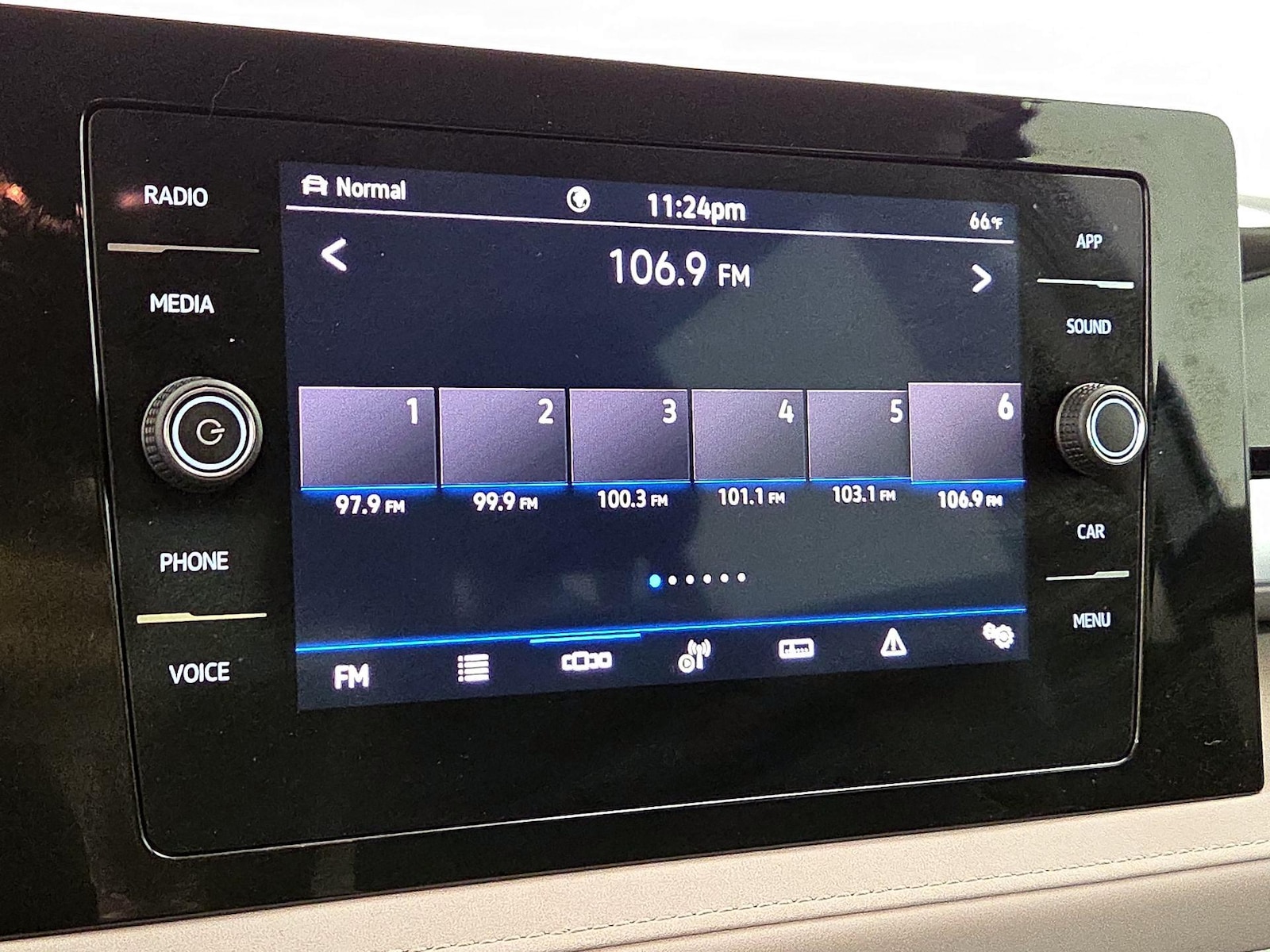 2025 Volkswagen Taos SE - Photo 16