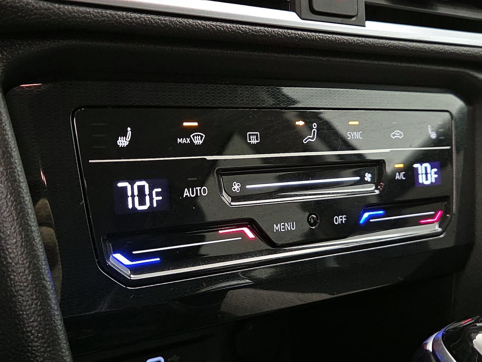2025 Volkswagen Taos SE - Photo 17