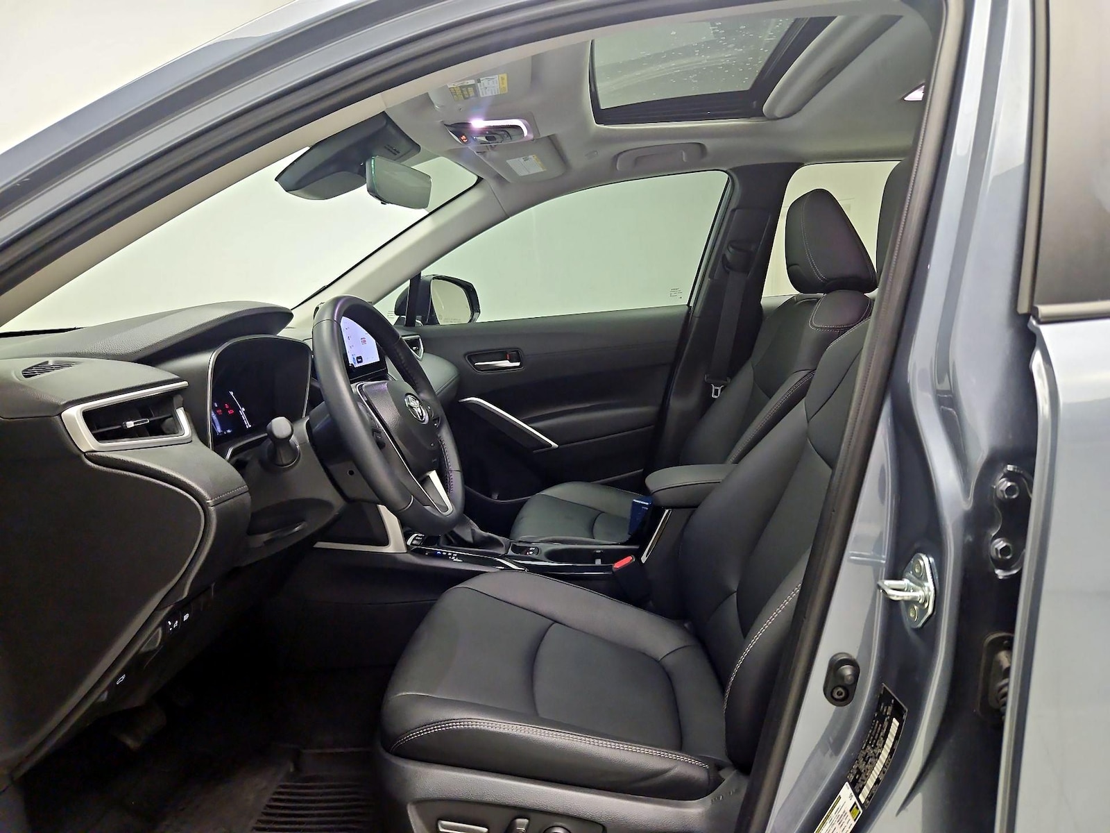 2025 Toyota Corolla Cross XLE - Photo 12