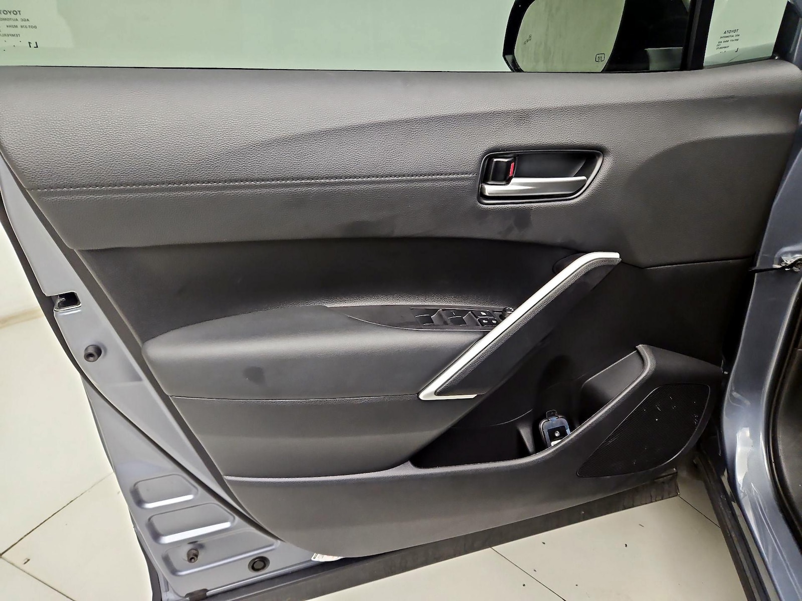 2025 Toyota Corolla Cross XLE - Photo 13