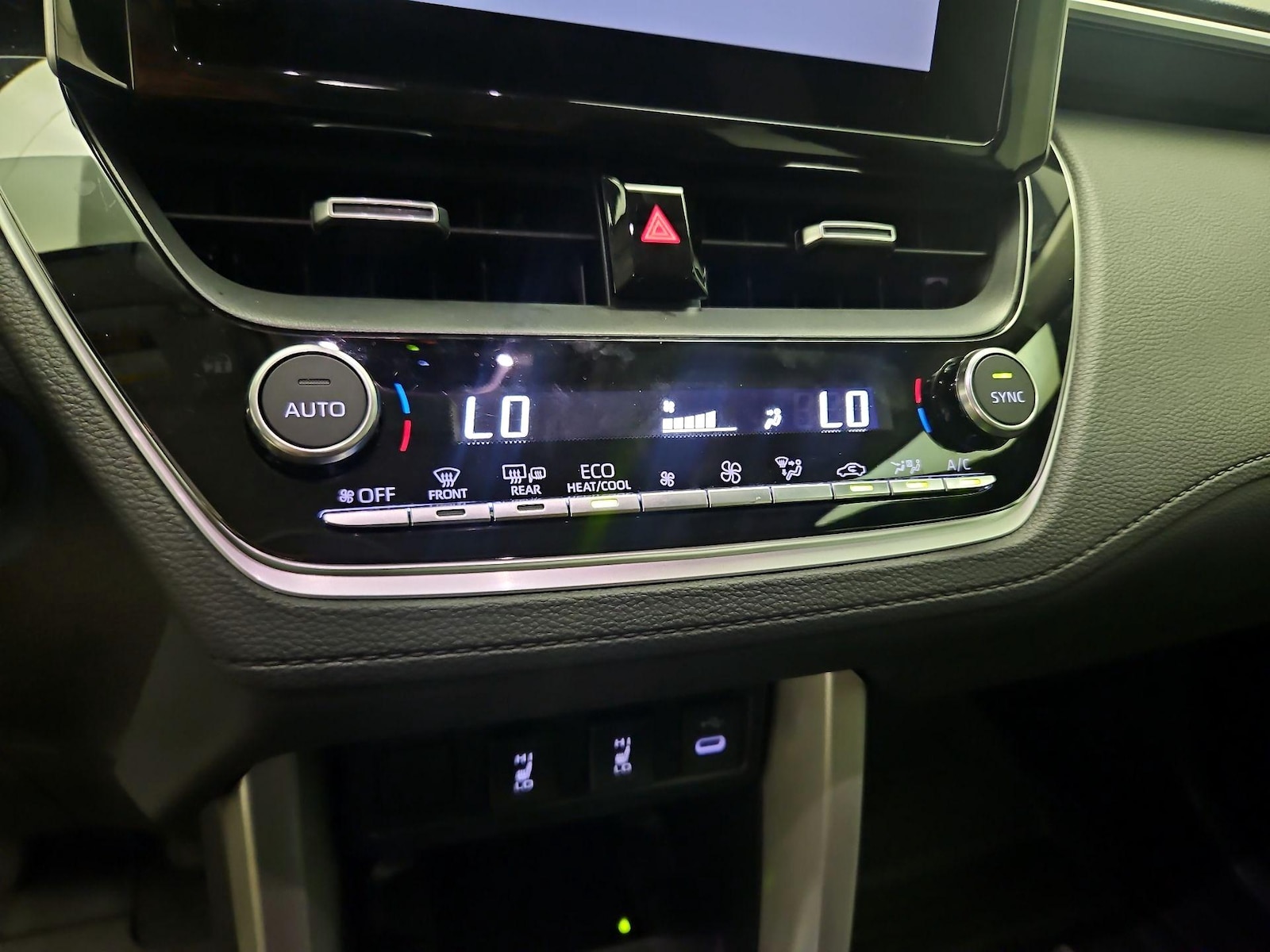 2025 Toyota Corolla Cross XLE - Photo 17