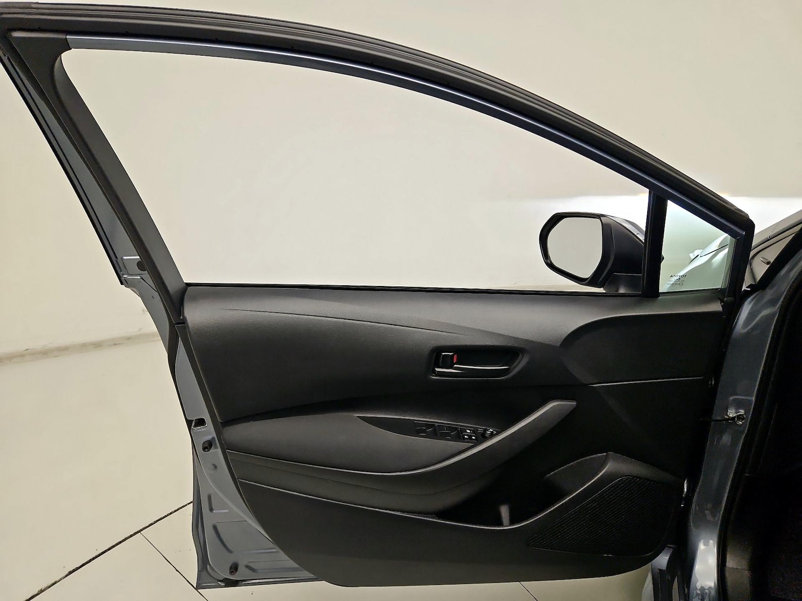 2025 Toyota Corolla LE - Photo 13