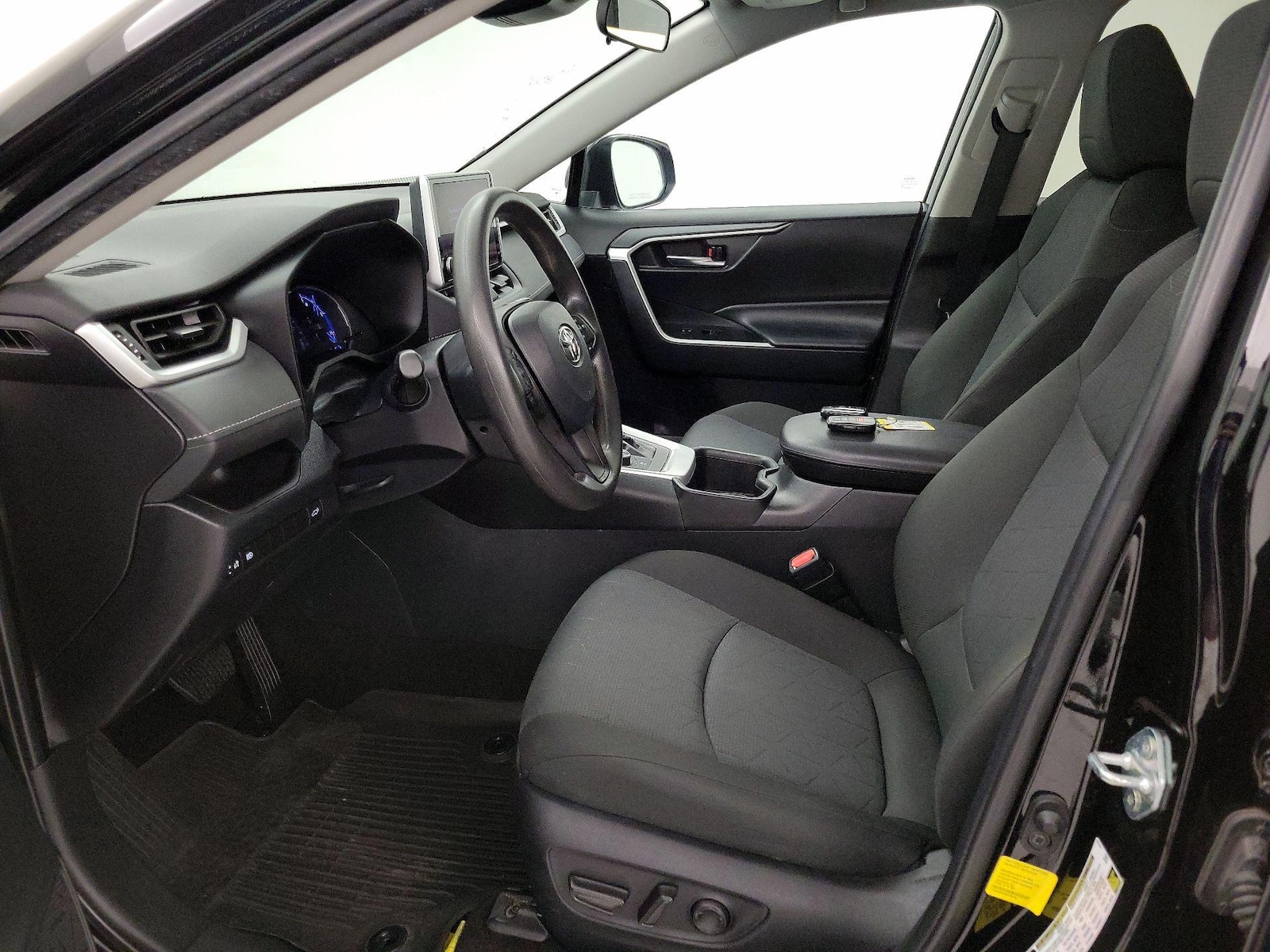 2024 Toyota RAV4 XLE - Photo 12