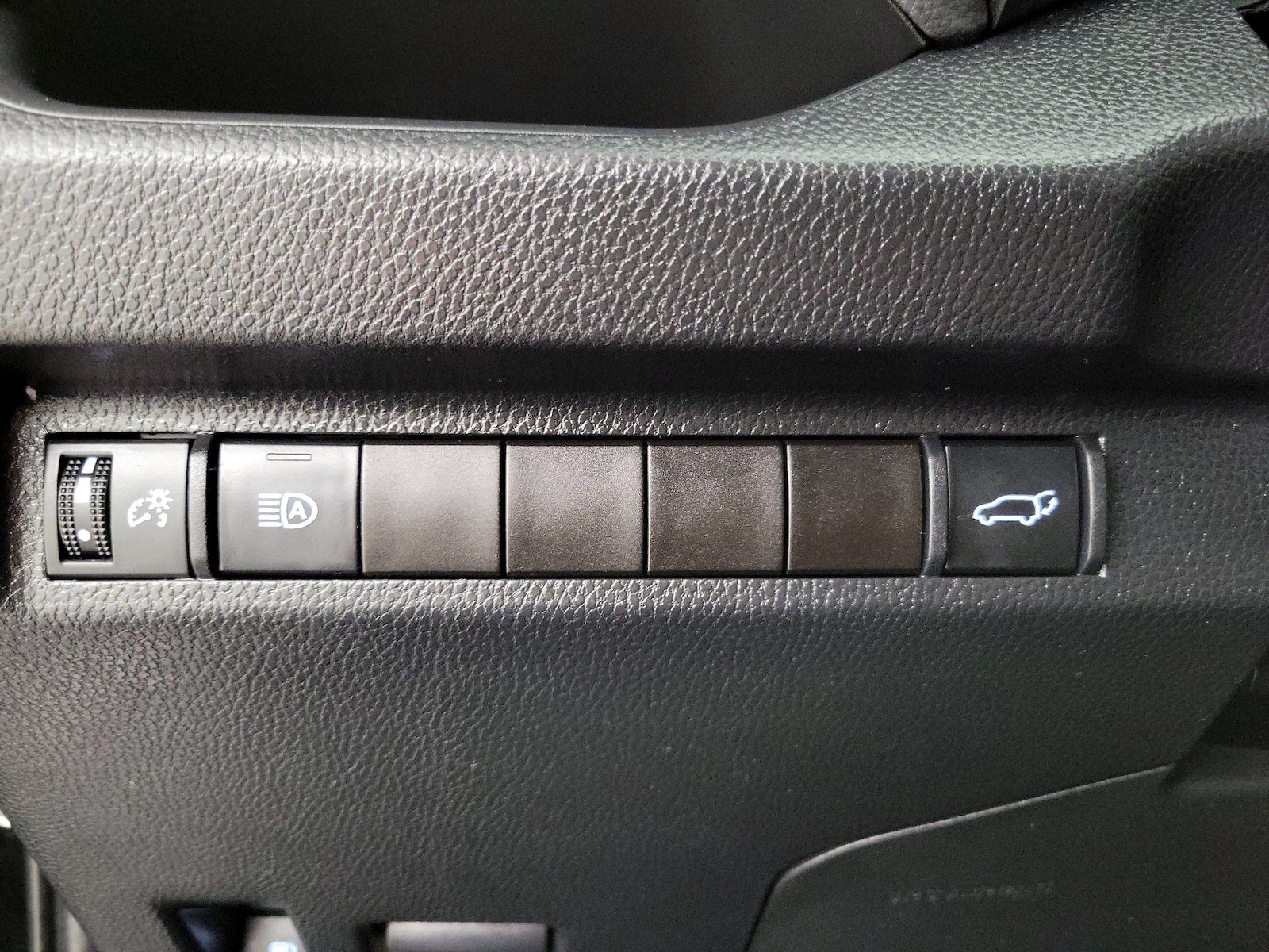 2024 Toyota RAV4 XLE - Photo 14