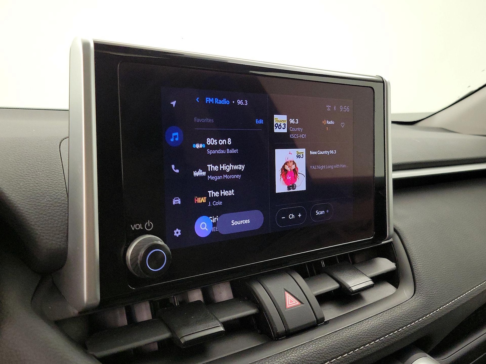 2024 Toyota RAV4 XLE - Photo 16