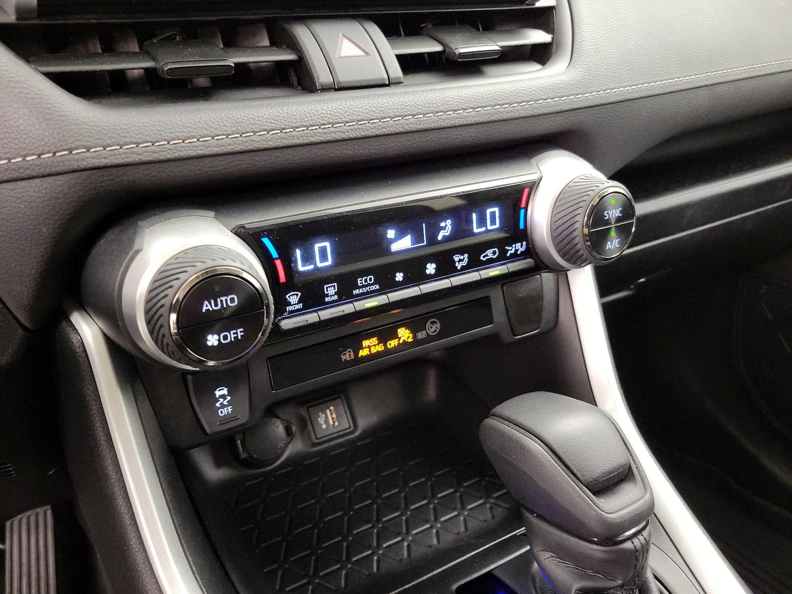 2024 Toyota RAV4 XLE - Photo 17