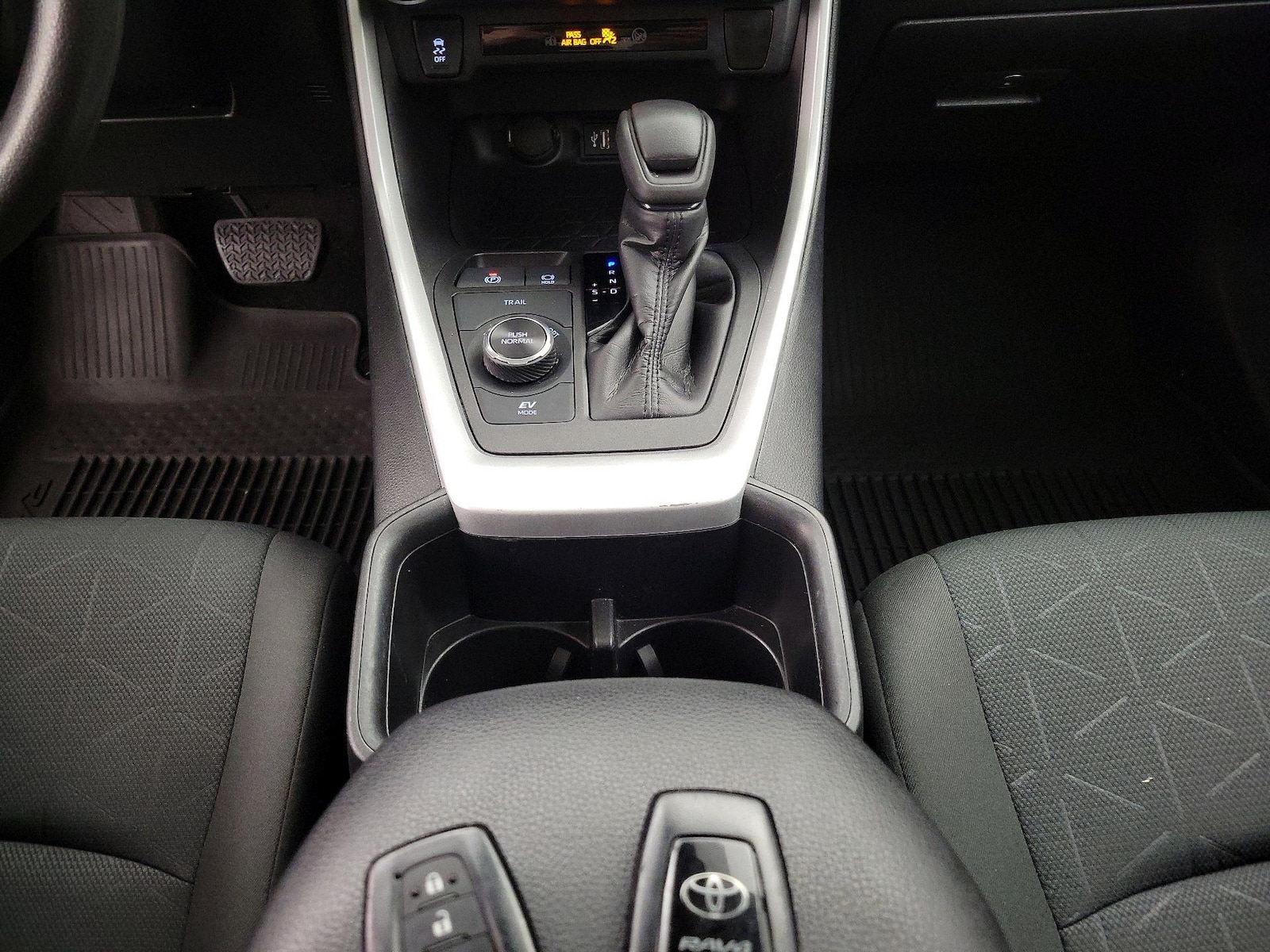 2024 Toyota RAV4 XLE - Photo 18