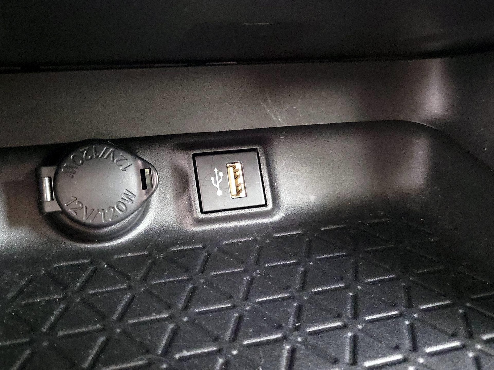 2024 Toyota RAV4 XLE - Photo 19