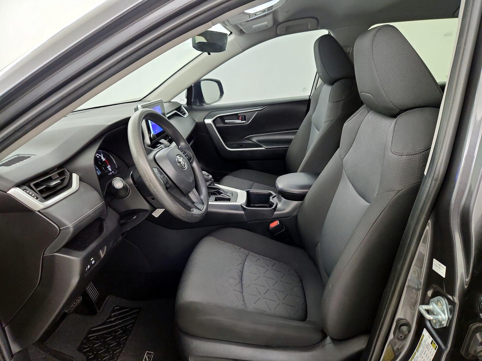 2025 Toyota RAV4 XLE - Photo 12