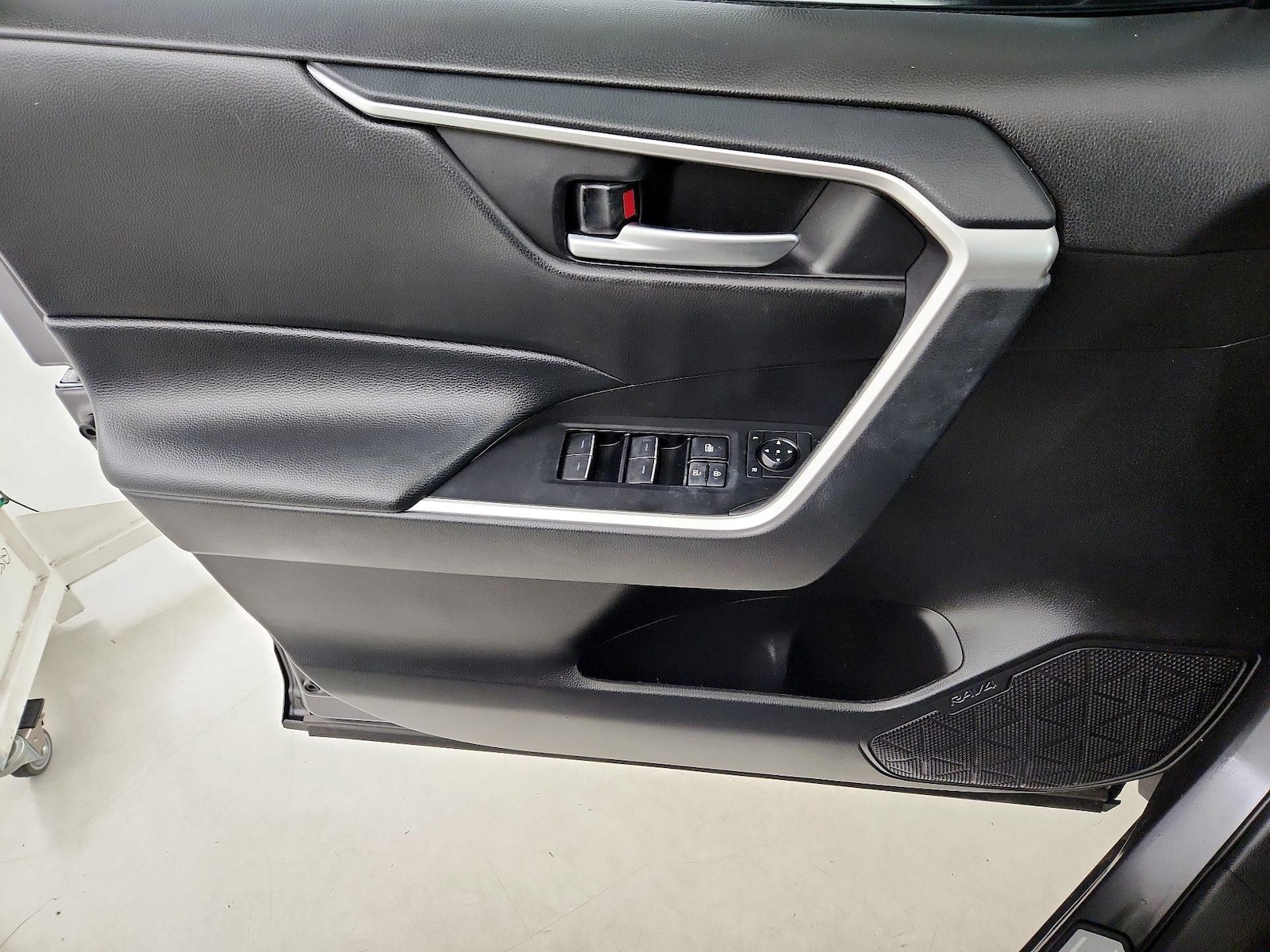 2025 Toyota RAV4 XLE - Photo 13