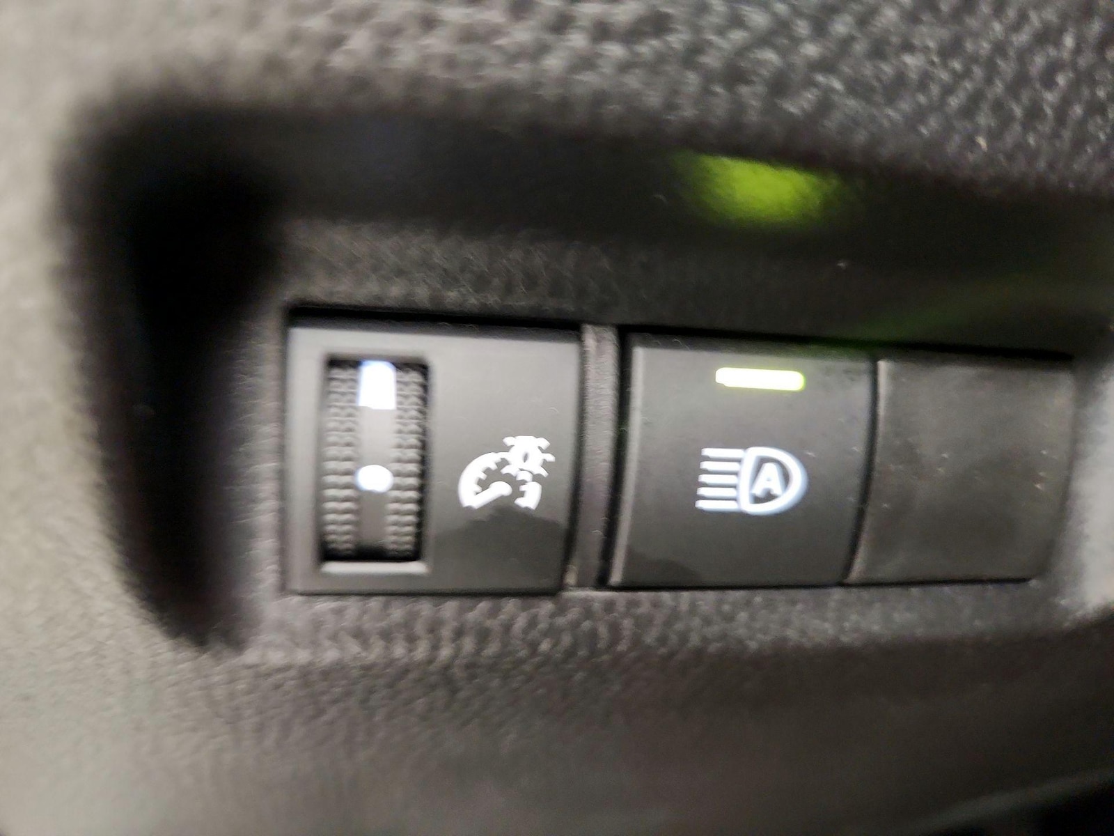 2025 Toyota RAV4 XLE - Photo 14