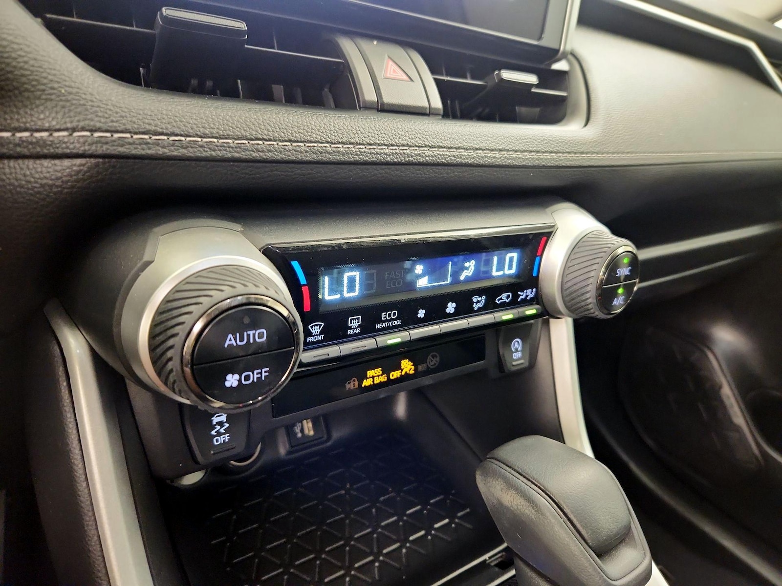 2025 Toyota RAV4 XLE - Photo 17