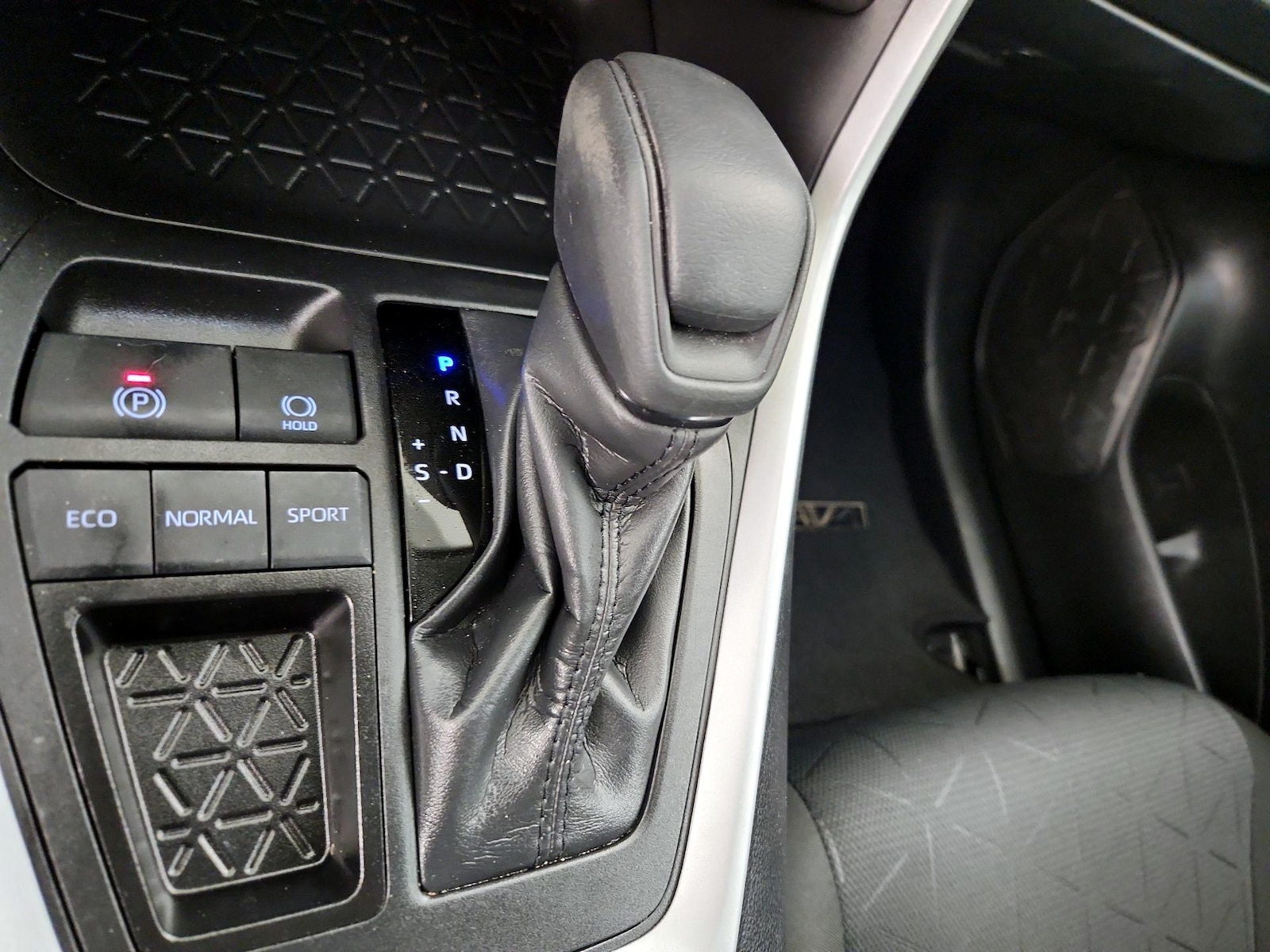 2025 Toyota RAV4 XLE - Photo 18