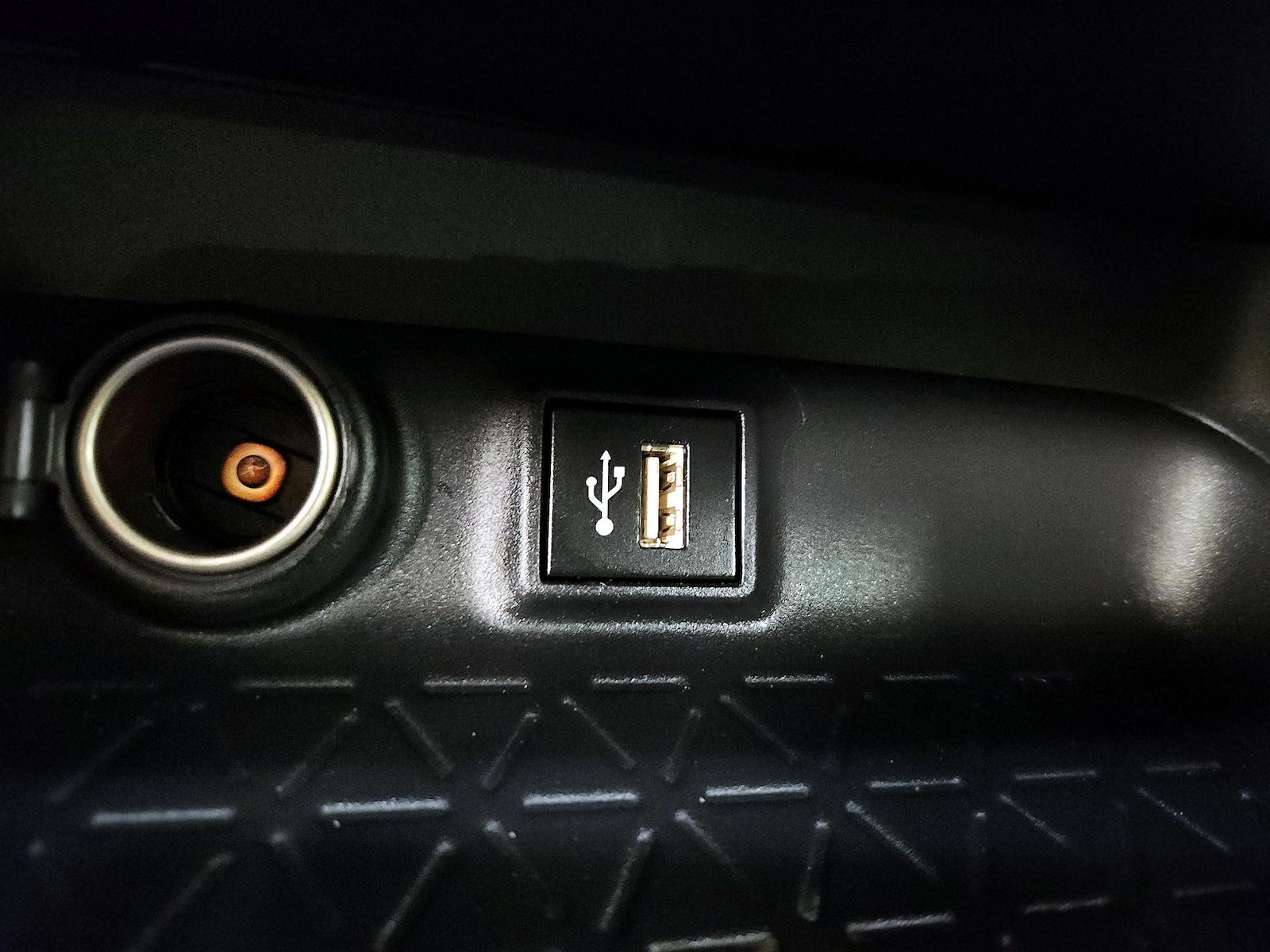 2025 Toyota RAV4 XLE - Photo 19