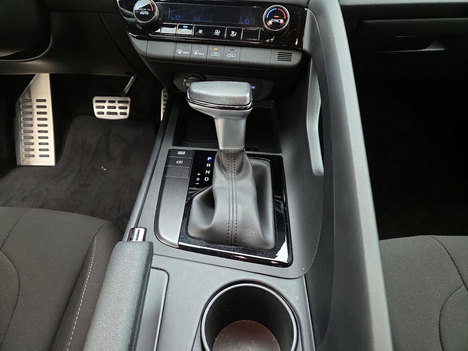 2025 Hyundai Elantra SEL - Photo 18