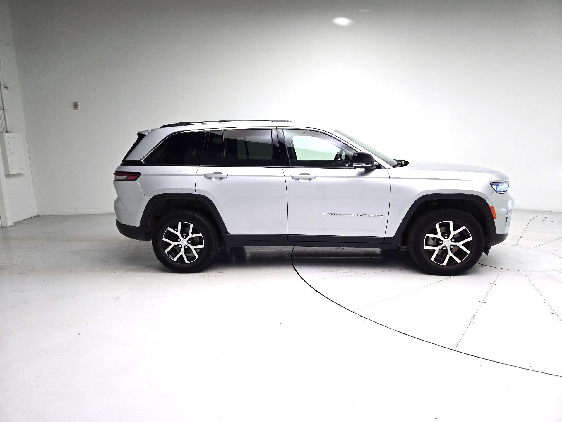 Thumbnail: 2023 Jeep Grand Cherokee - 4