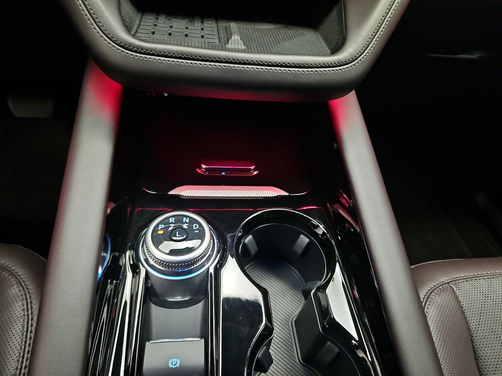2025 Ford Explorer Platinum - Photo 17
