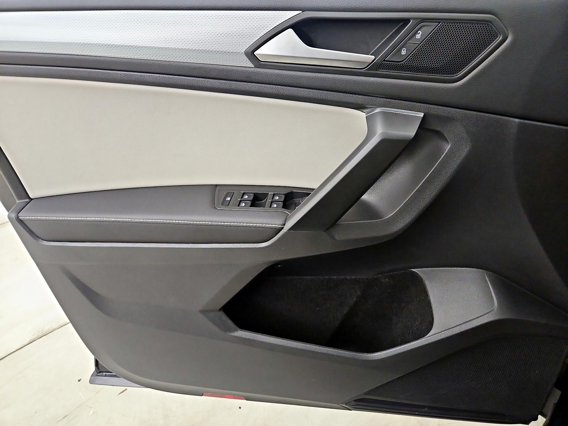 Thumbnail: 2023 Volkswagen Tiguan - 12