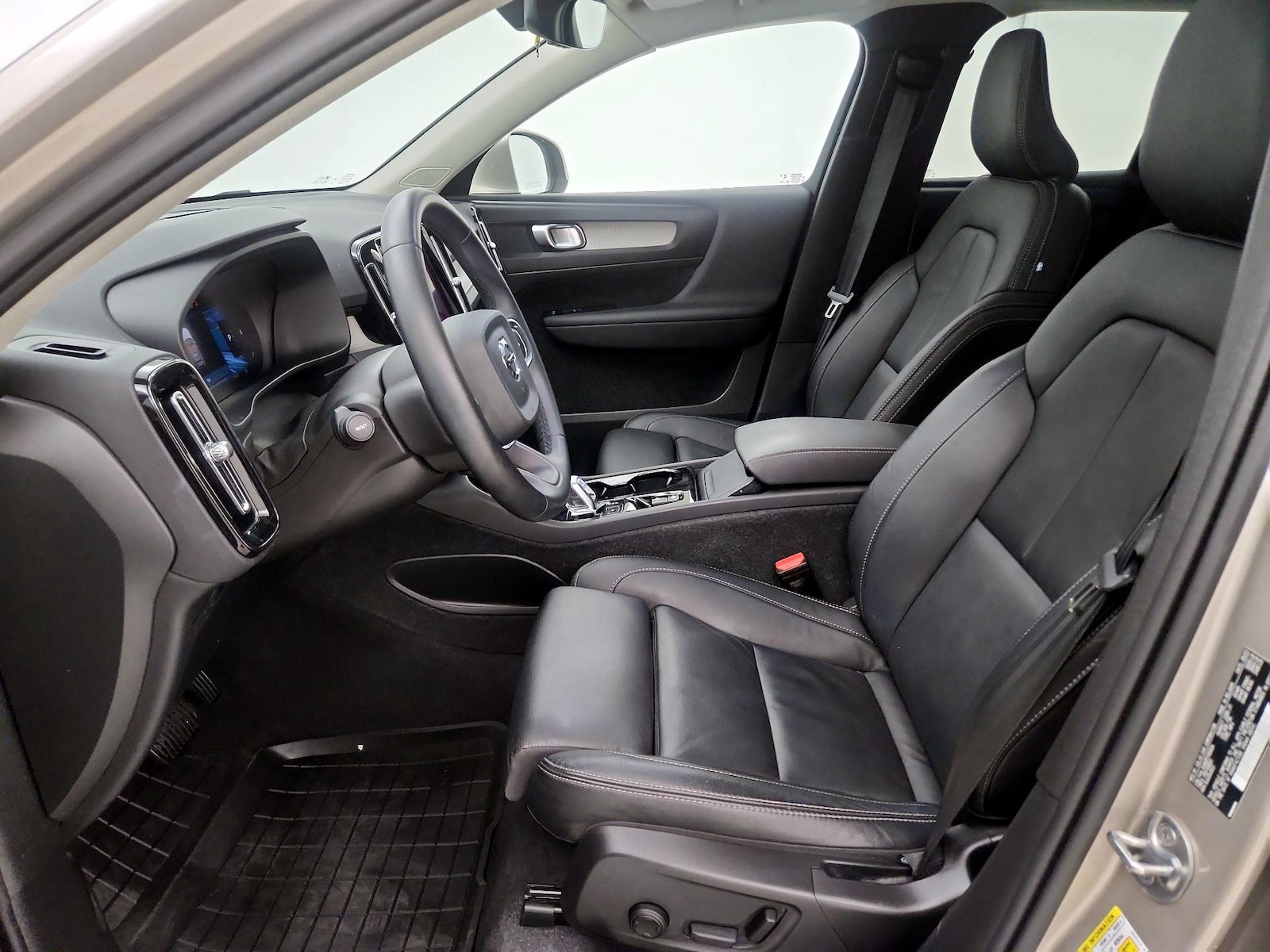 2023 Volvo XC40 Plus - Photo 12
