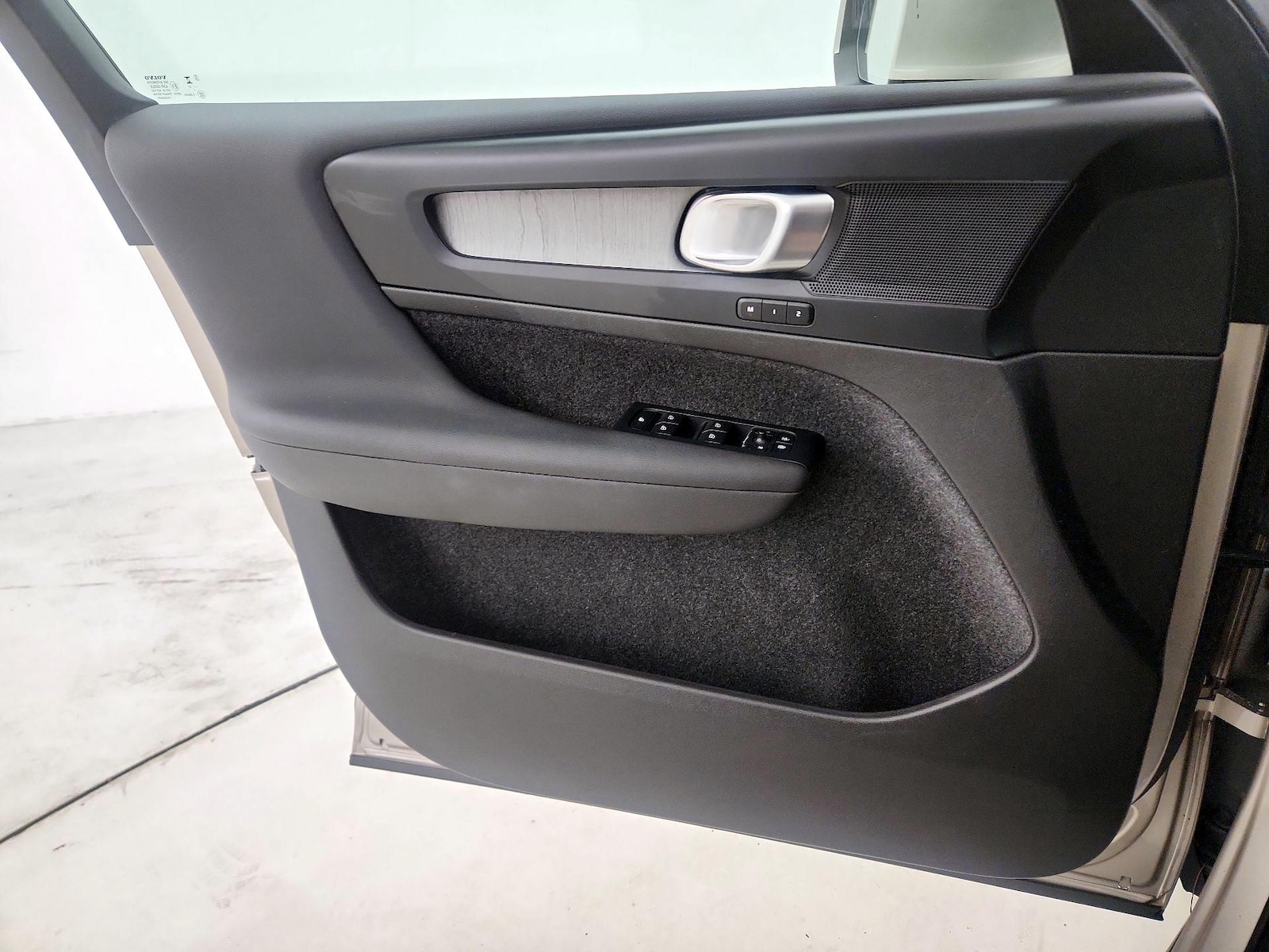 2023 Volvo XC40 Plus - Photo 13