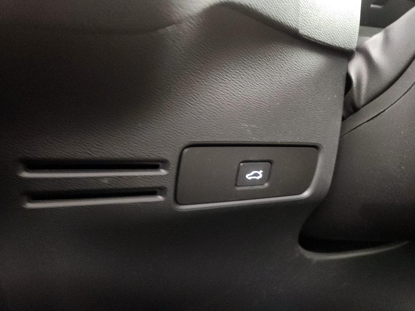 2023 Volvo XC40 Plus - Photo 14