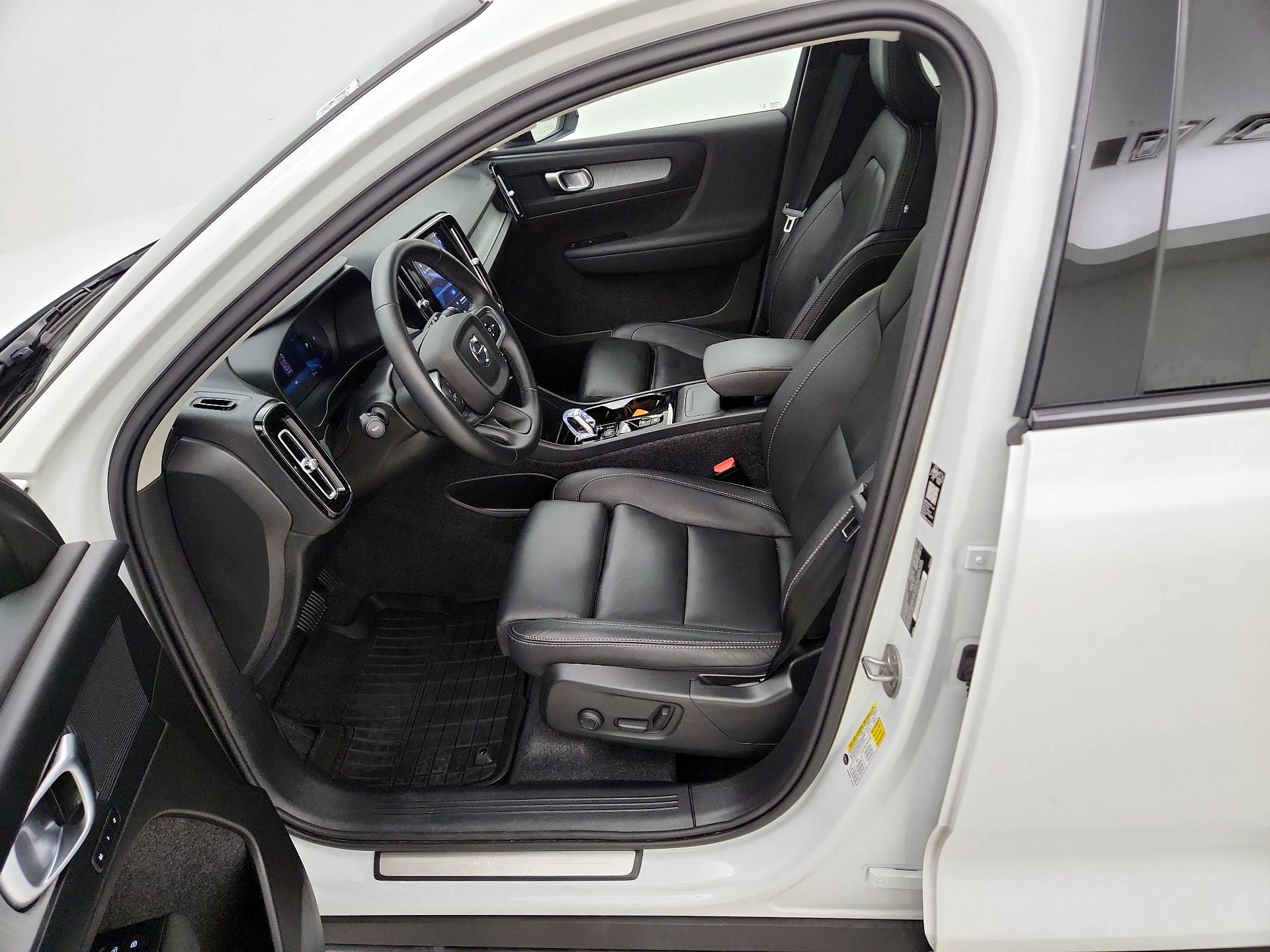 Thumbnail: 2026 Volvo XC40 - 11