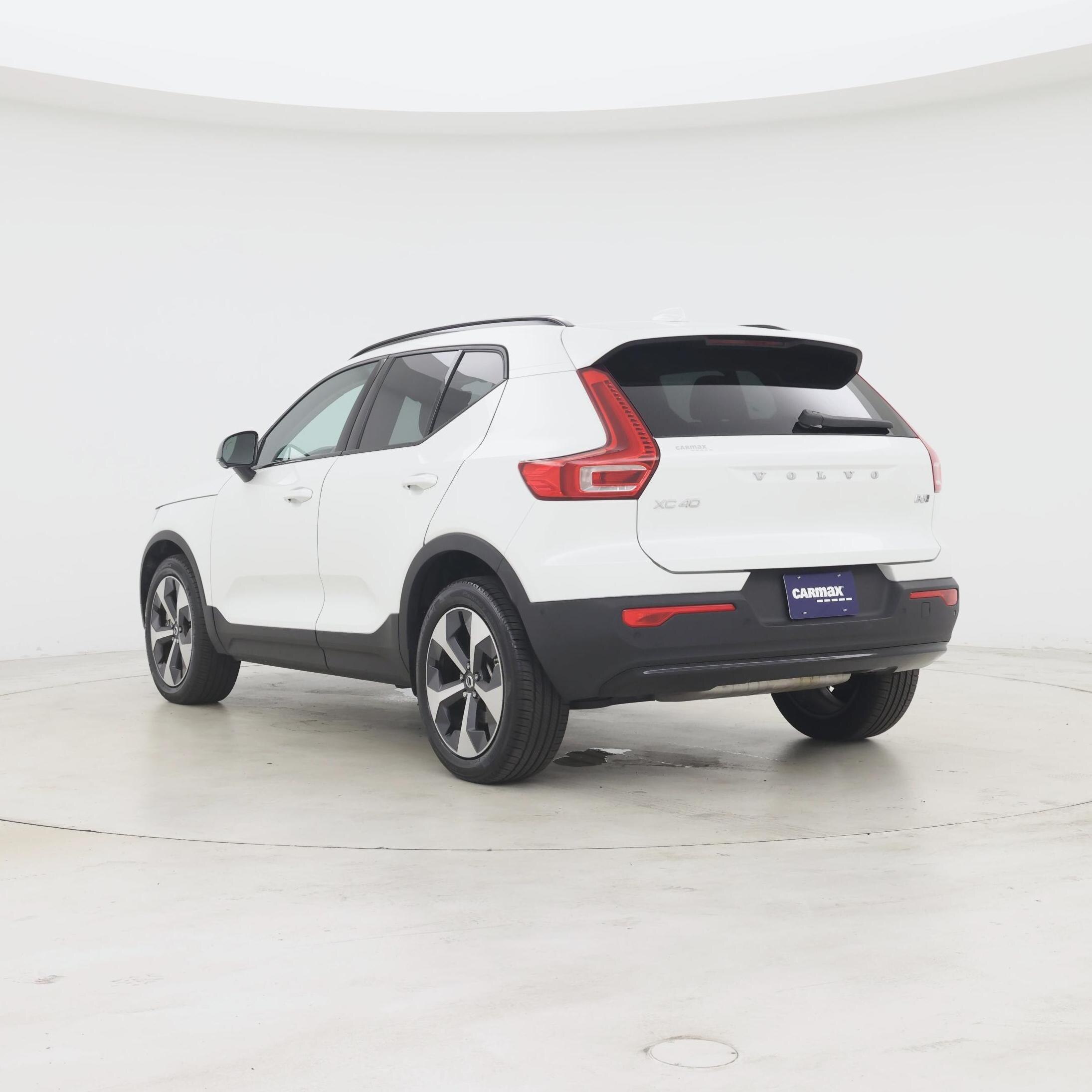 Thumbnail: 2026 Volvo XC40 - 2