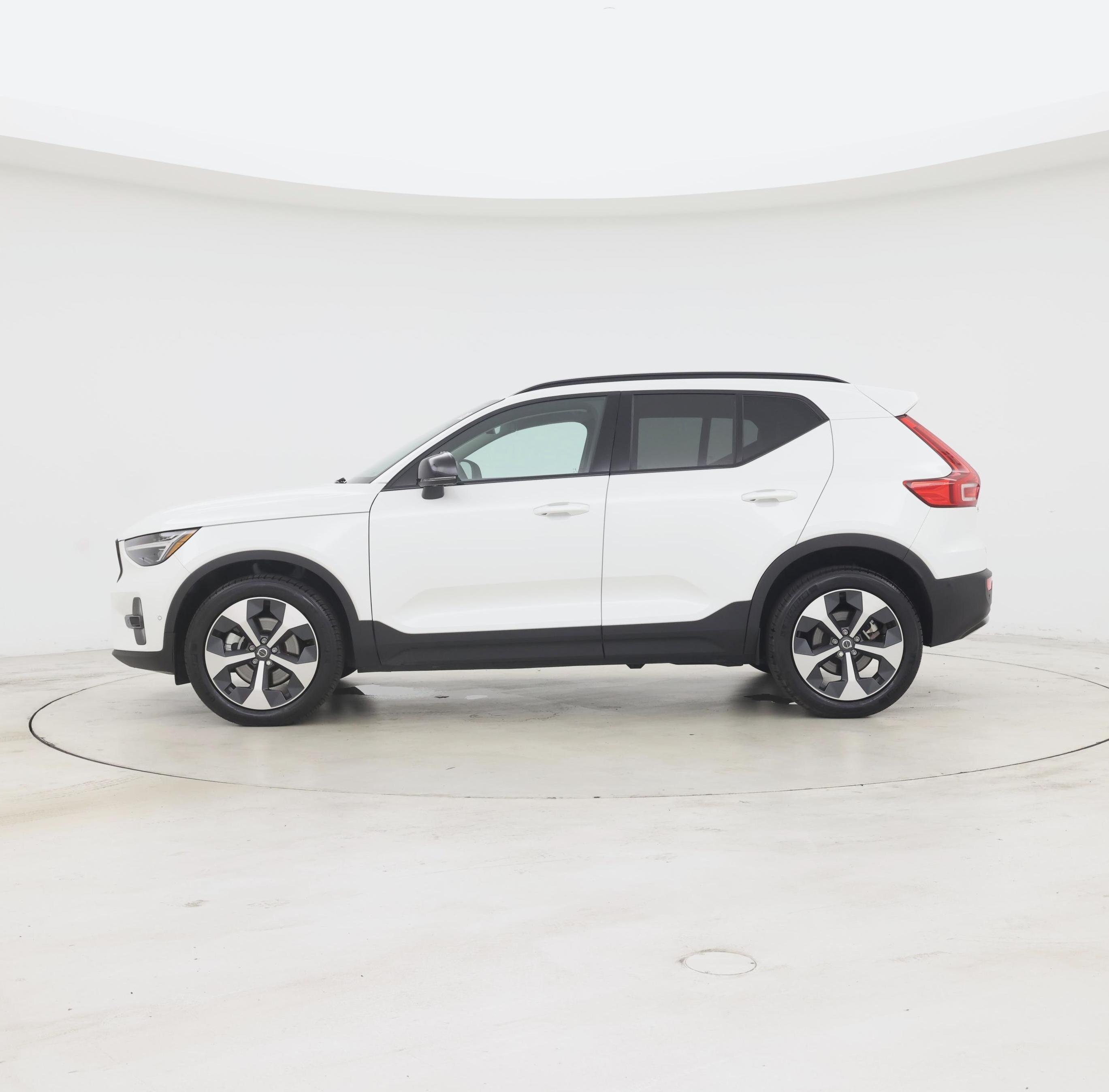 Thumbnail: 2026 Volvo XC40 - 3
