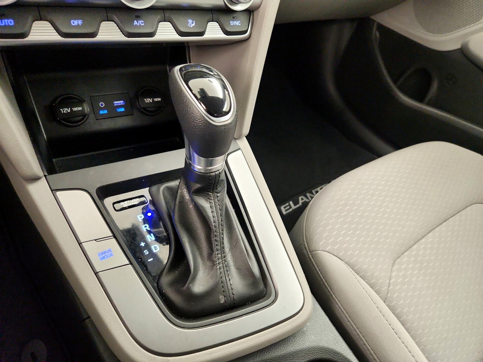 2020 Hyundai Elantra SE - Photo 16