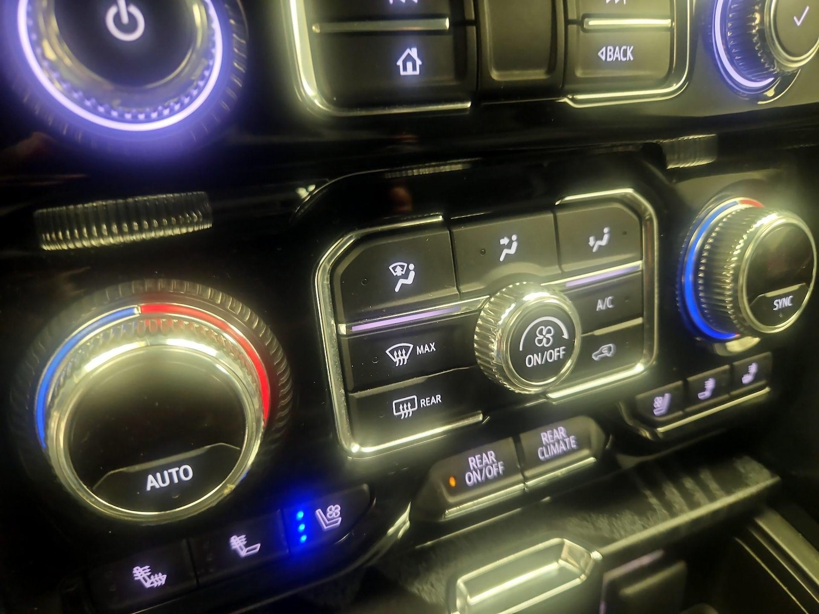 2023 GMC Yukon Denali - Photo 17