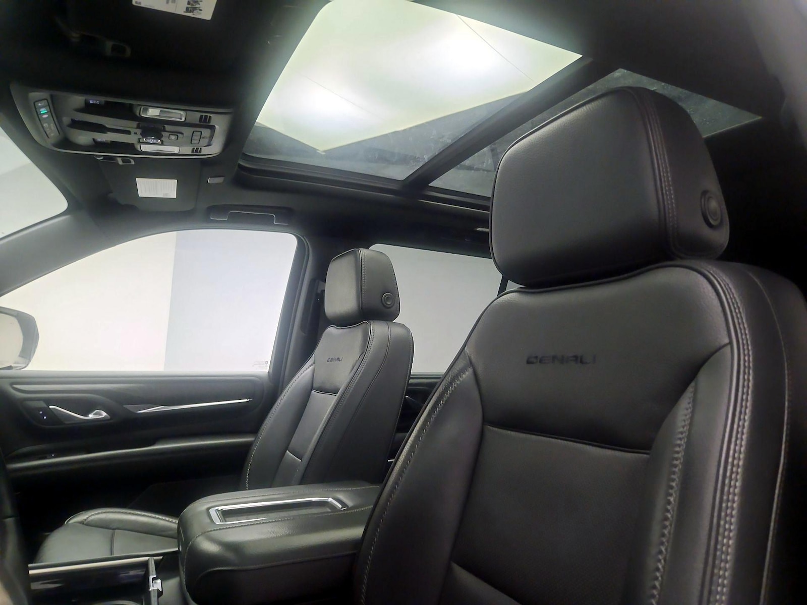 2023 GMC Yukon Denali - Photo 20