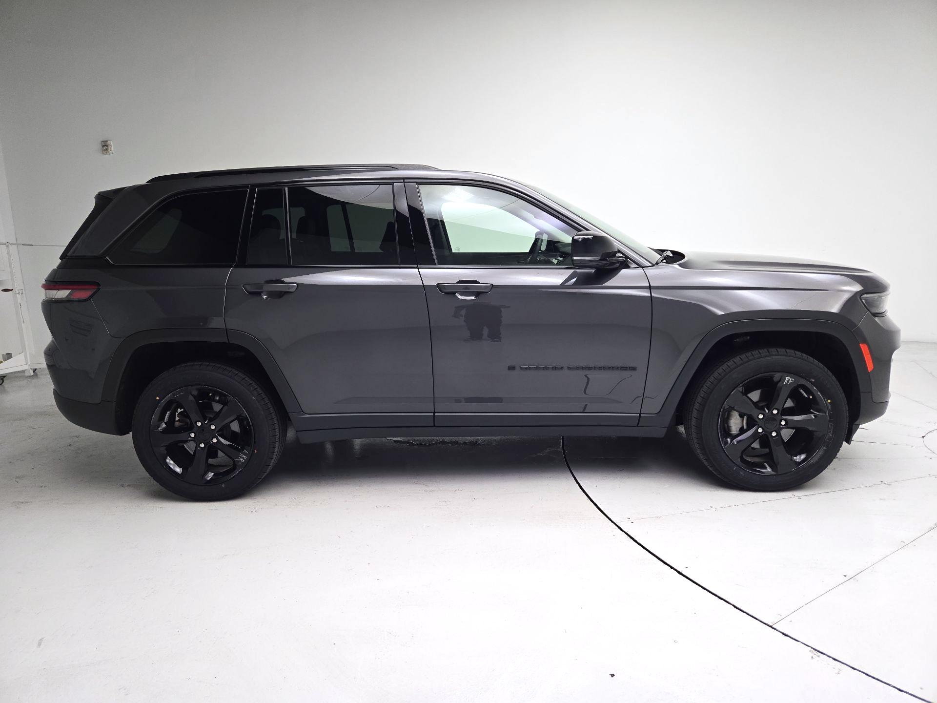 Thumbnail: 2023 Jeep Grand Cherokee - 4