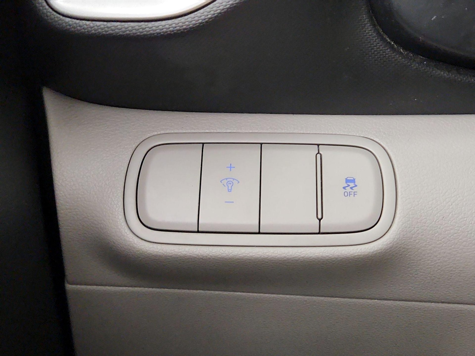 2025 Hyundai Venue SEL - Photo 14