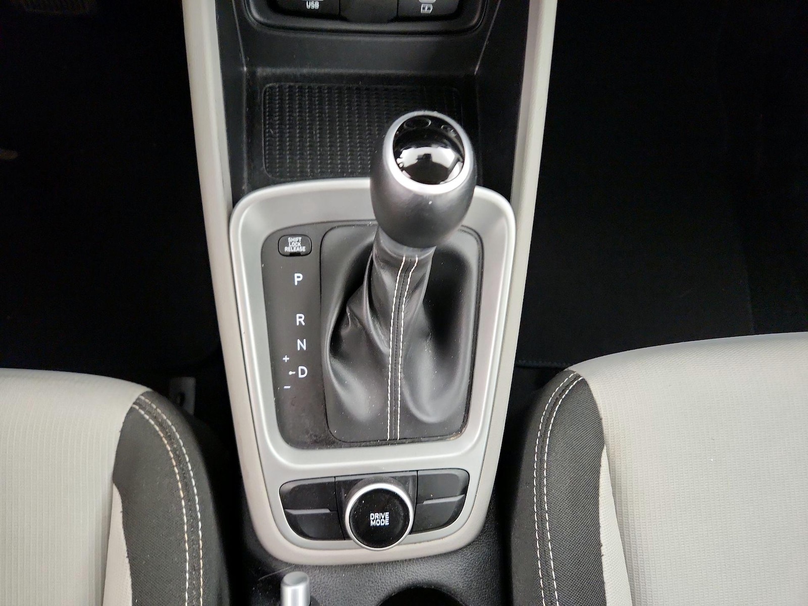 2025 Hyundai Venue SEL - Photo 18