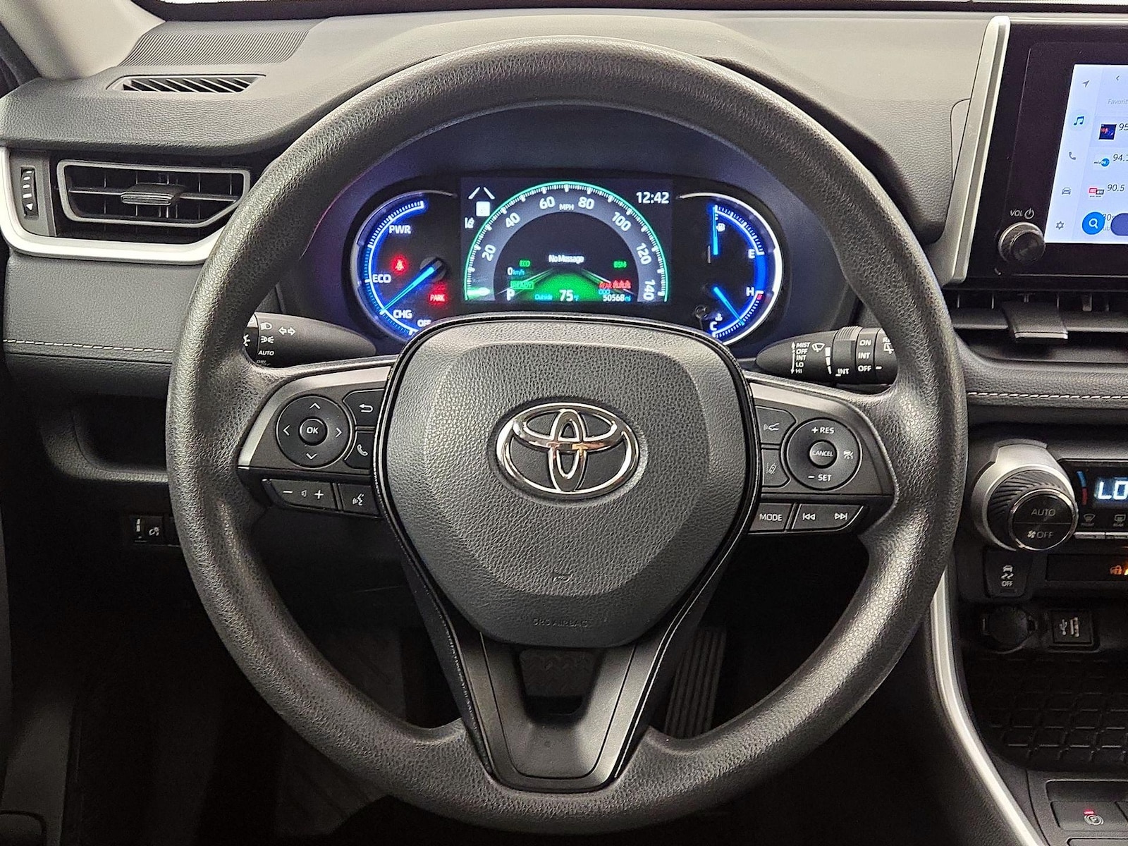 2024 Toyota RAV4 XLE - Photo 11