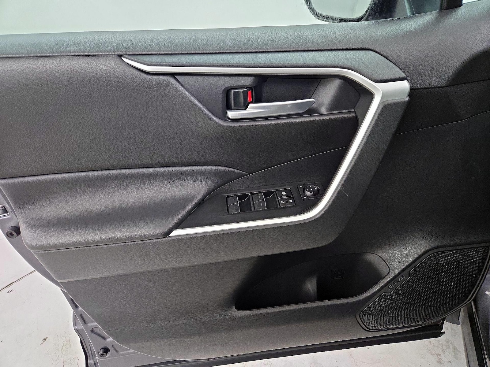 2024 Toyota RAV4 XLE - Photo 13