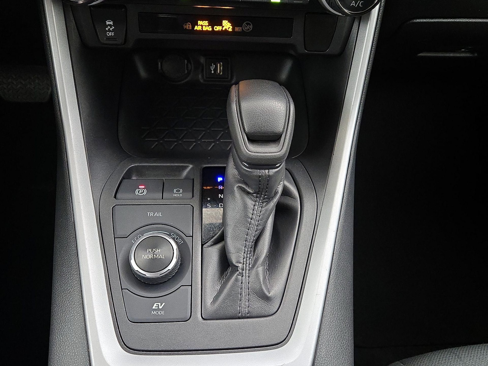 2024 Toyota RAV4 XLE - Photo 18