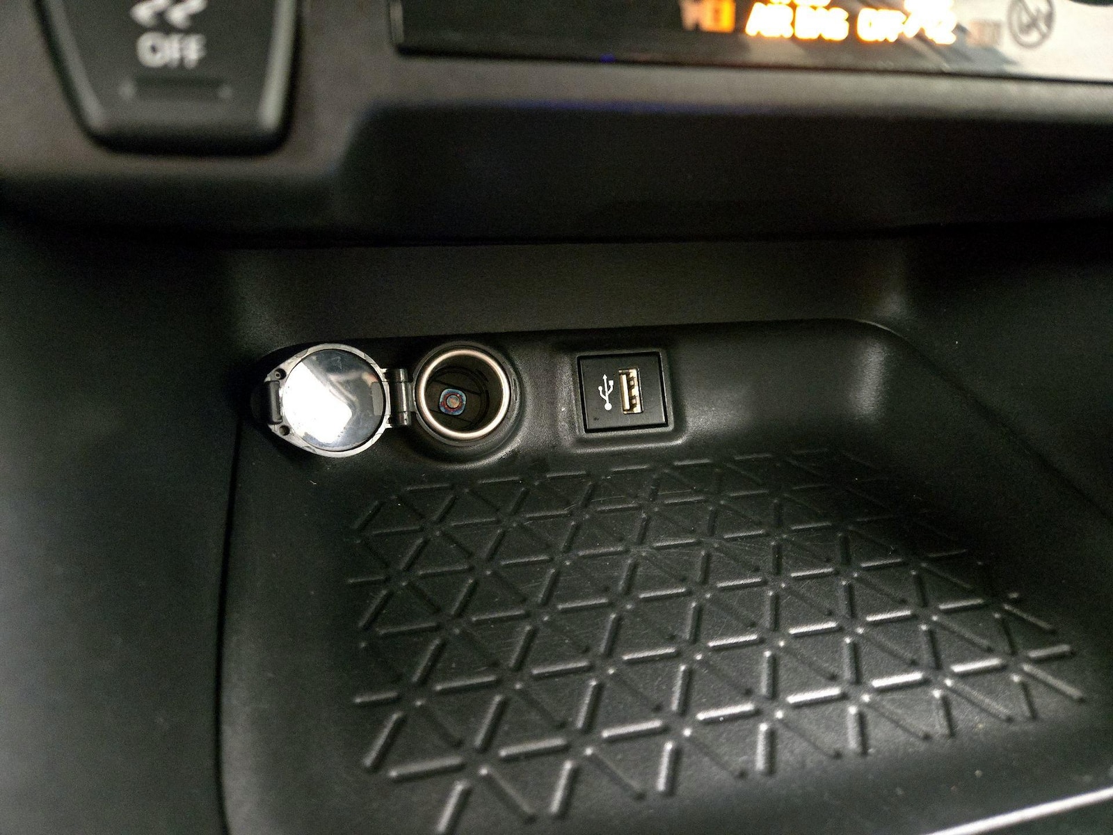 2024 Toyota RAV4 XLE - Photo 19