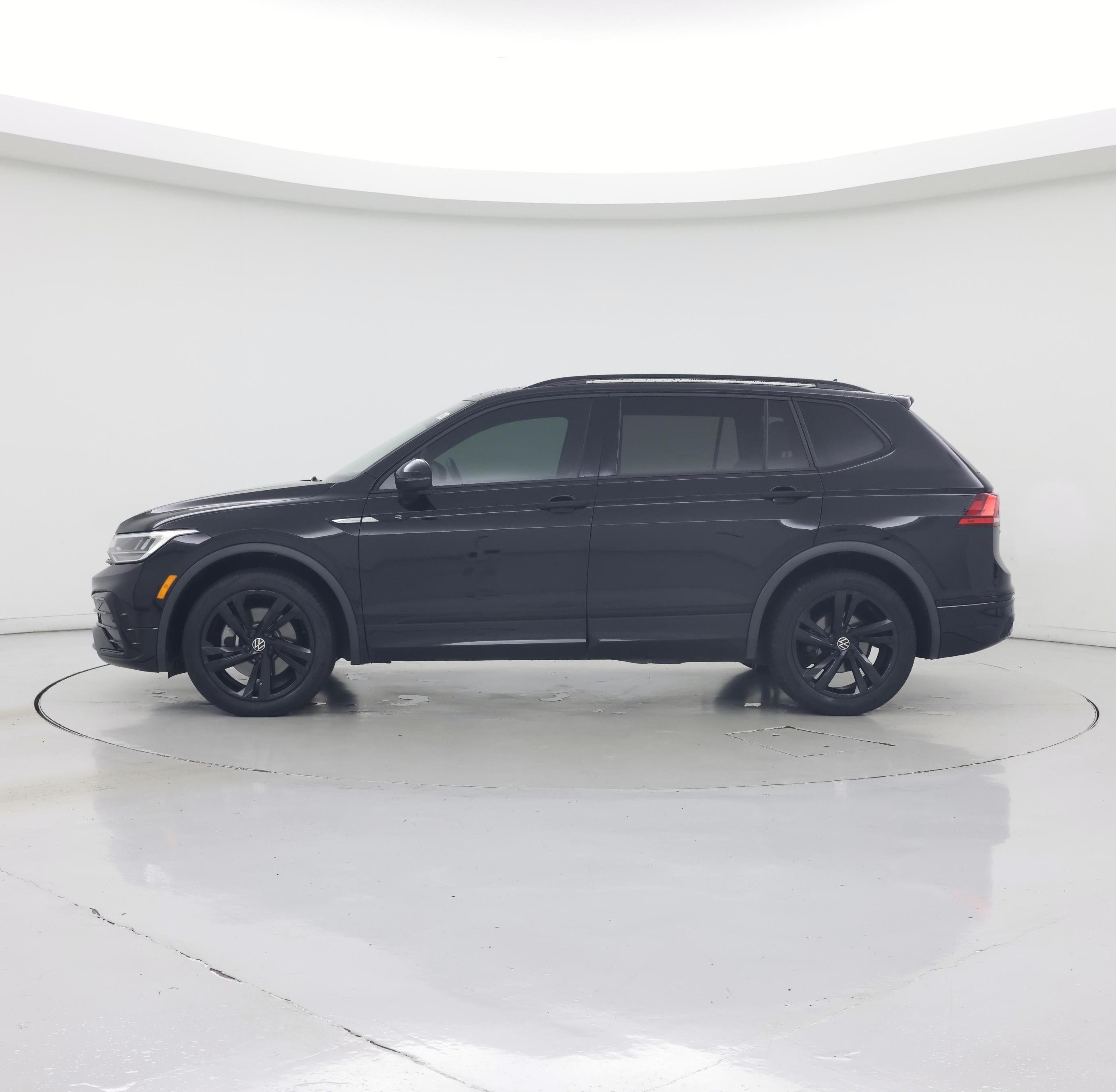 Thumbnail: 2023 Volkswagen Tiguan - 3