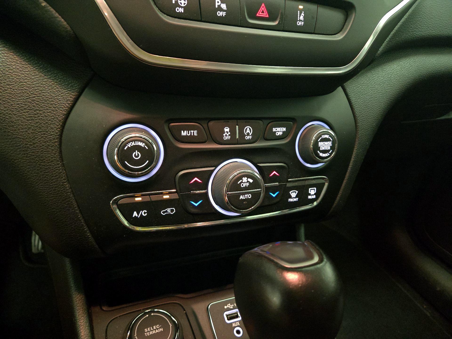 Thumbnail: 2023 Jeep Cherokee - 17