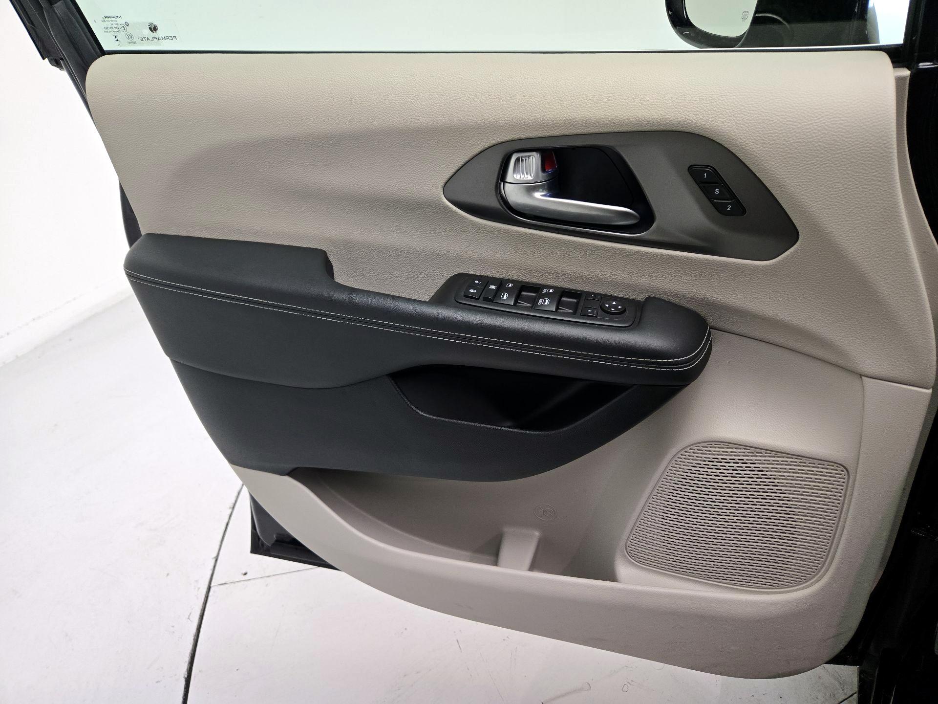 Thumbnail: 2024 Chrysler Pacifica - 10