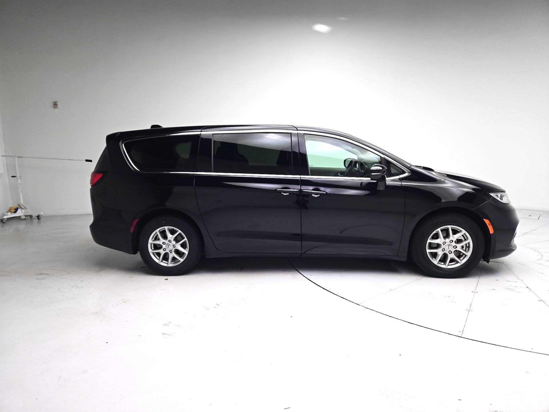 Thumbnail: 2024 Chrysler Pacifica - 4