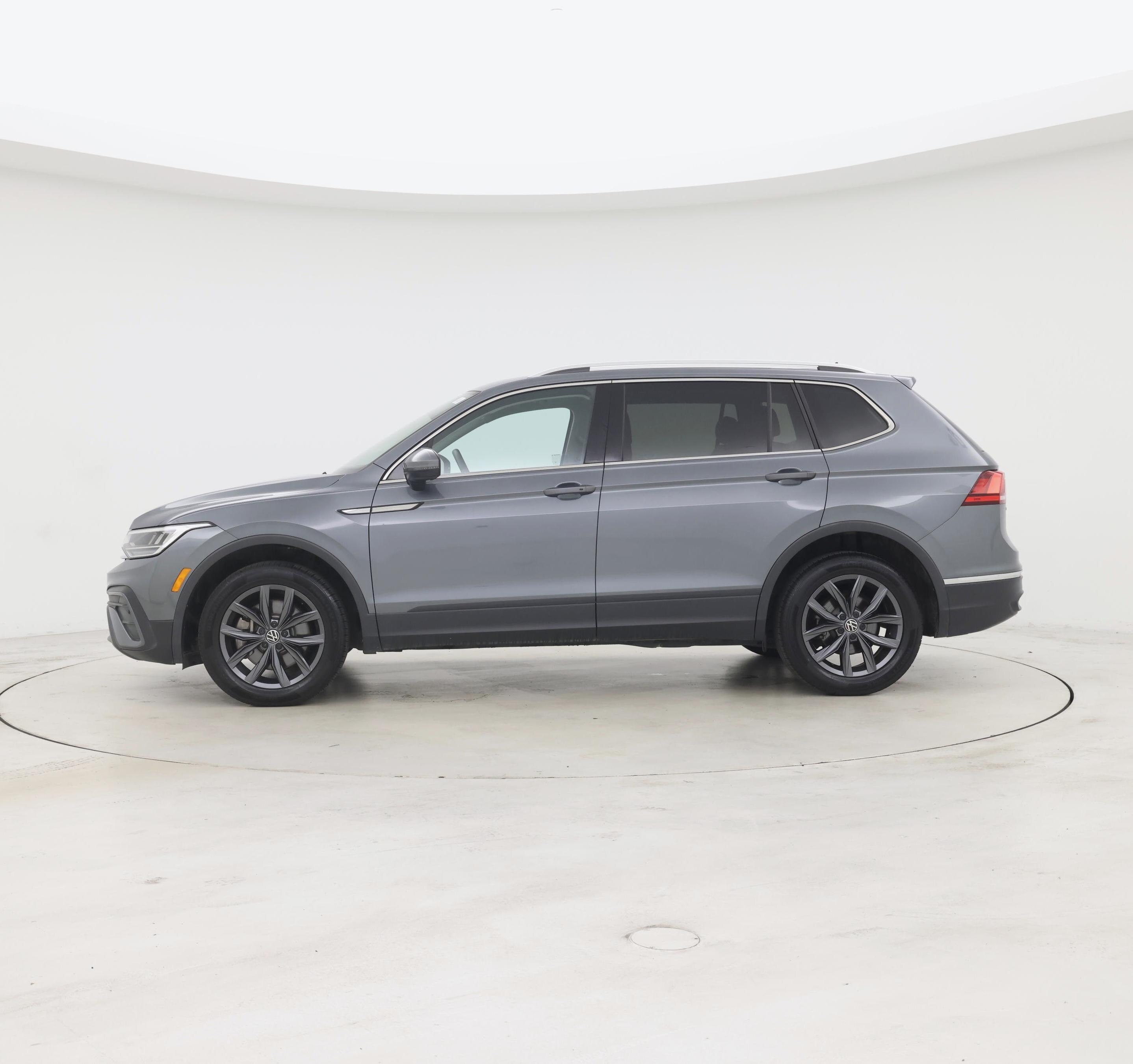 Thumbnail: 2023 Volkswagen Tiguan - 3