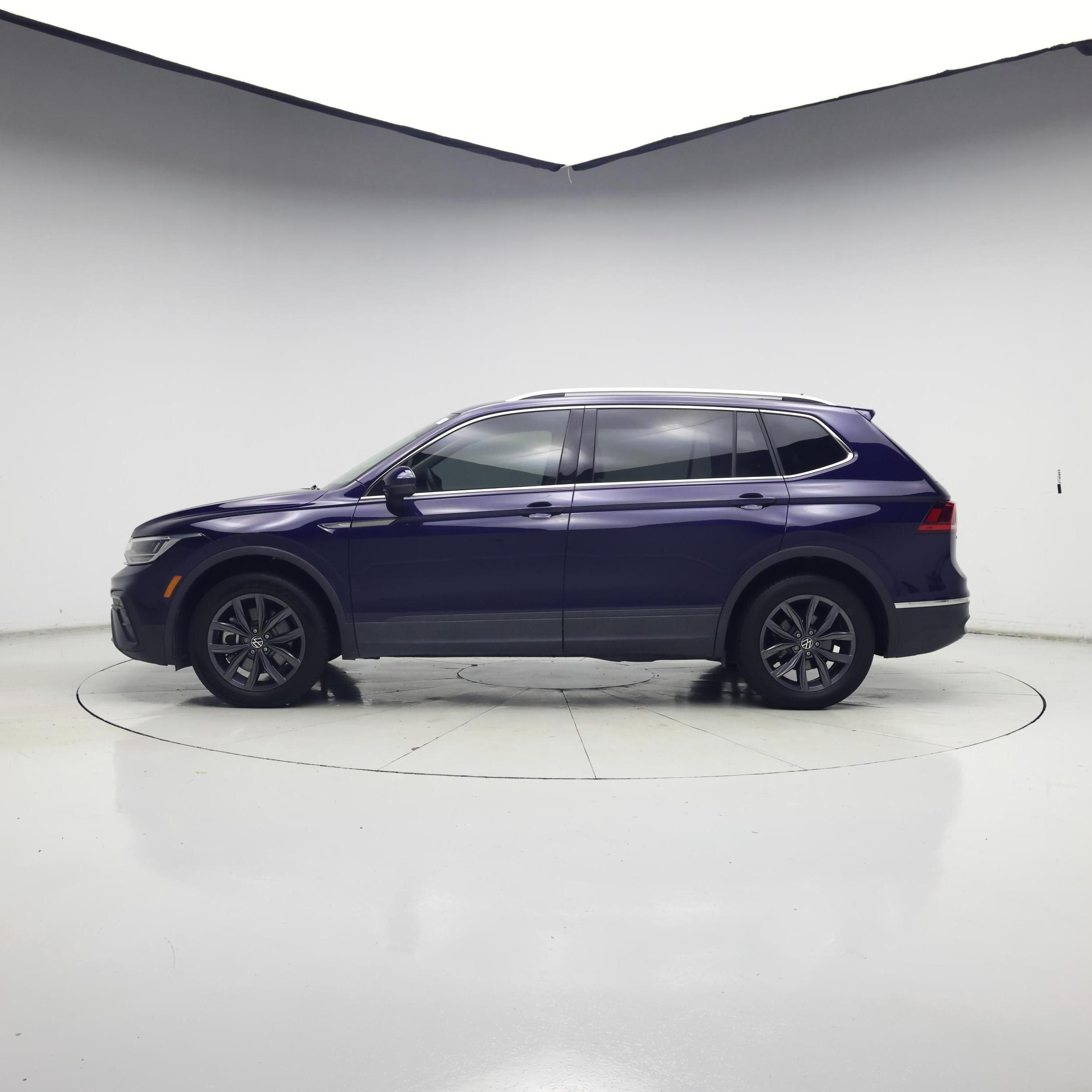 Thumbnail: 2023 Volkswagen Tiguan - 3
