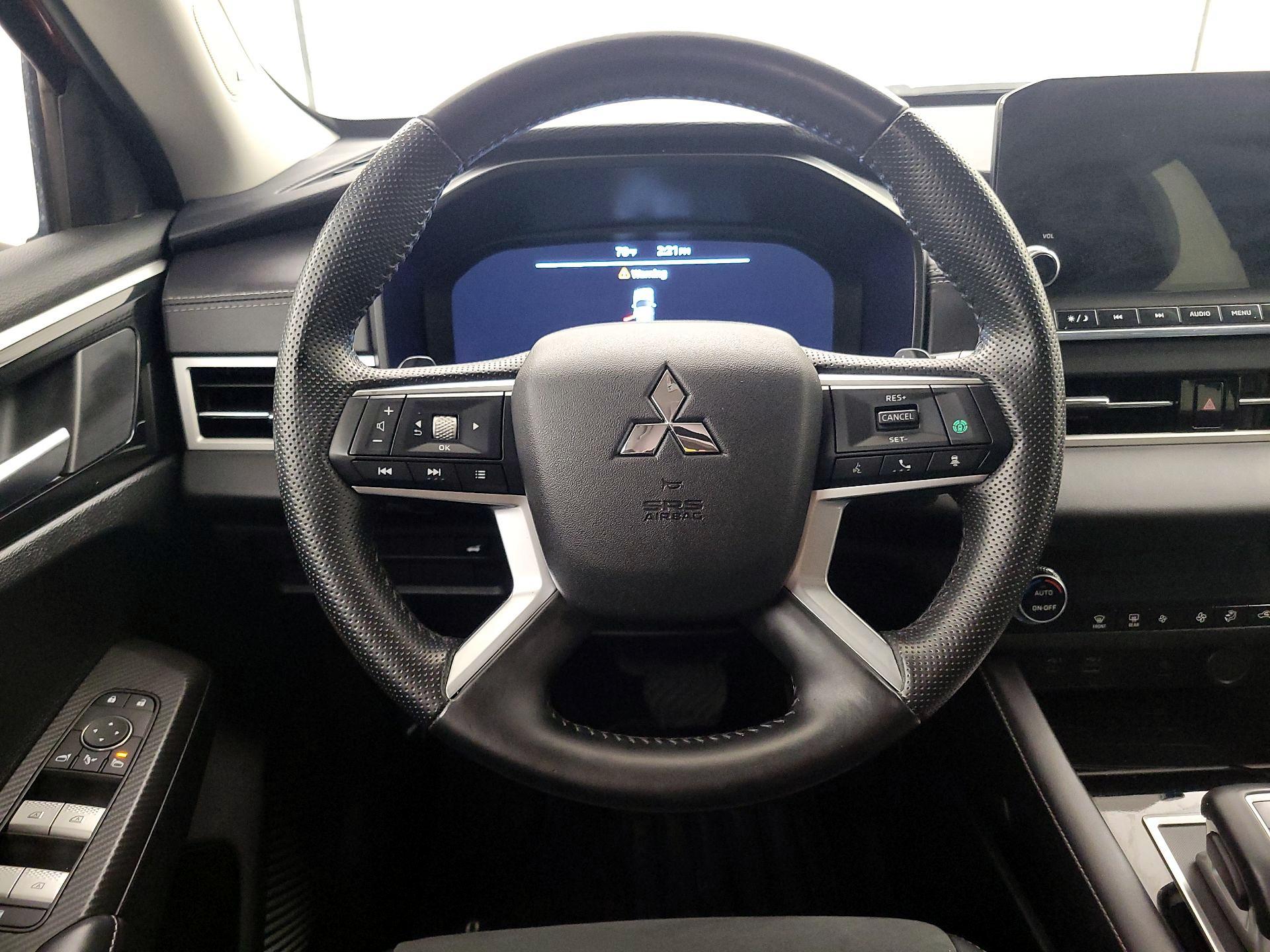 Thumbnail: 2024 Mitsubishi Outlander - 10