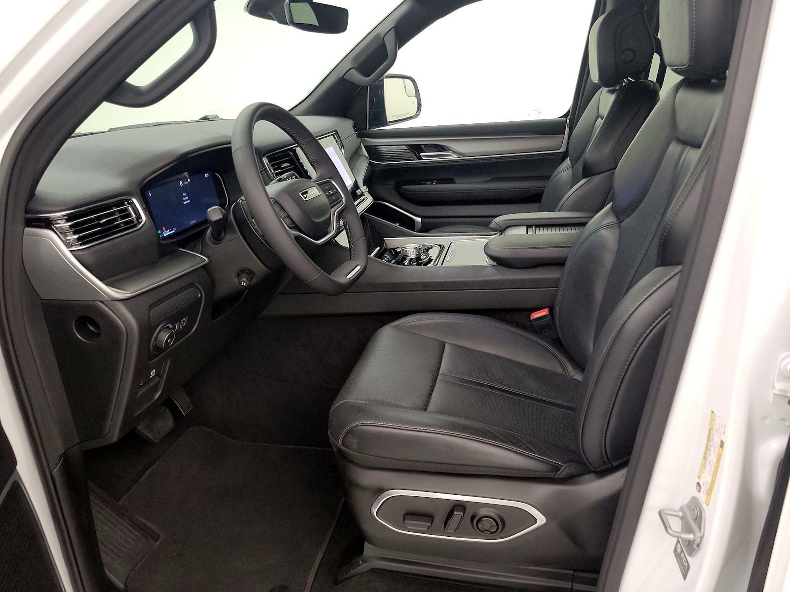 2025 Jeep Wagoneer L Series II - Photo 12