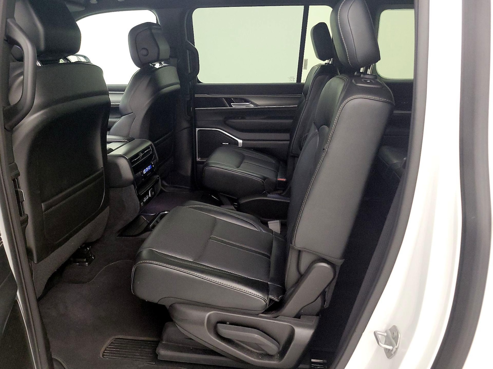 2025 Jeep Wagoneer L Series II - Photo 21