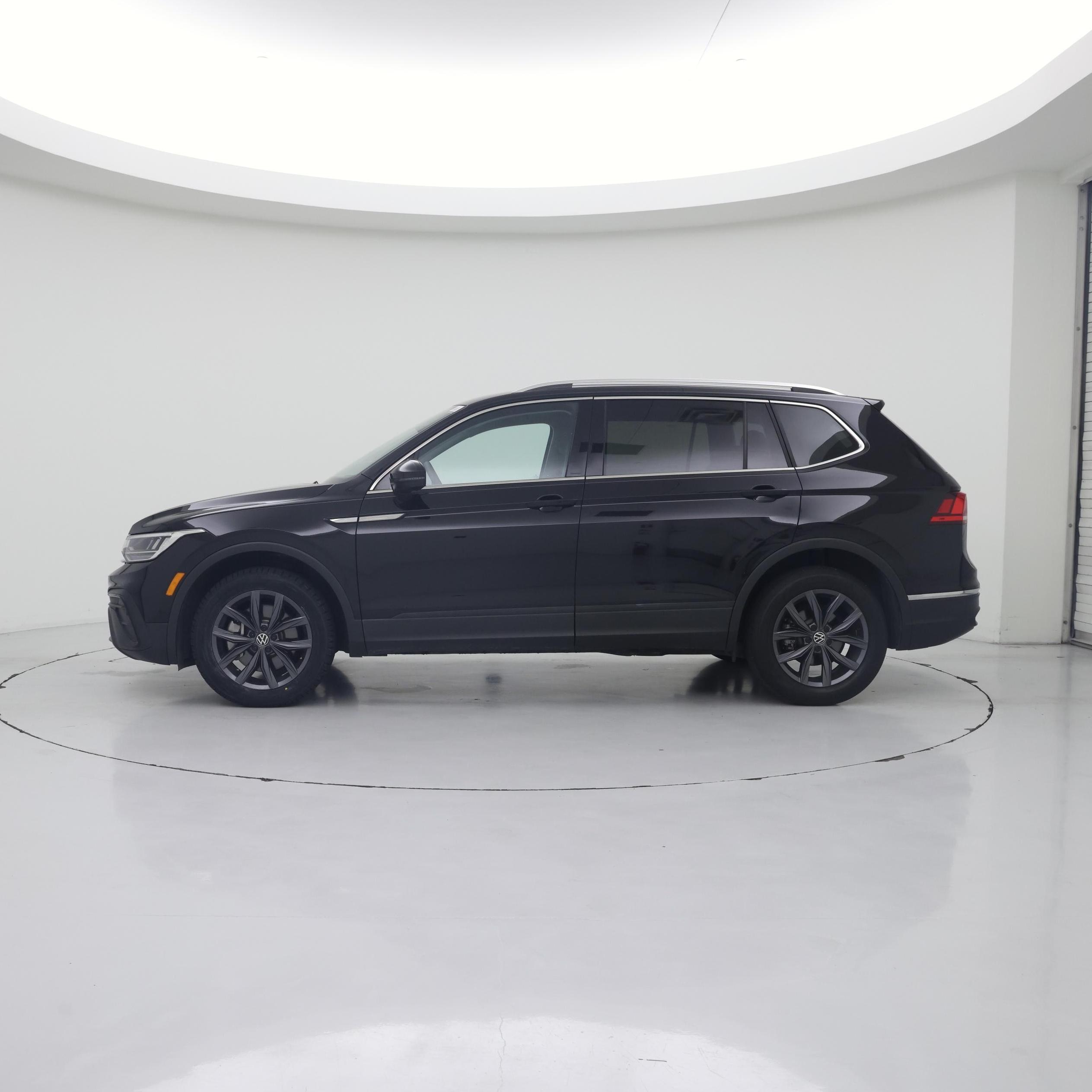 Thumbnail: 2023 Volkswagen Tiguan - 3